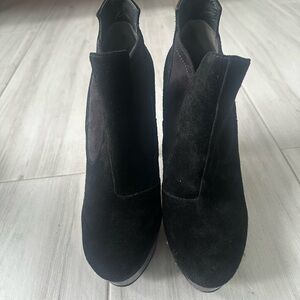 Joan & David Black suede ancle boots size 8ElegantWomen's Ankle Boots